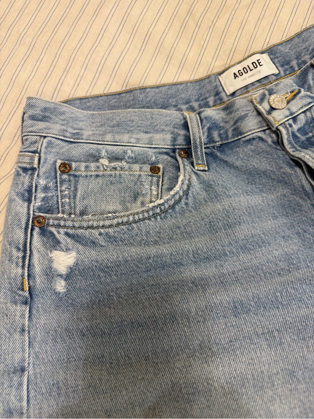 Agolde Parker short in a light distressed color - Picture 2 of 10